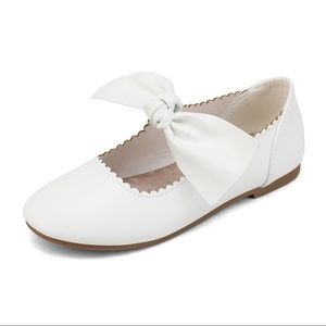 Girl white flat shoes with bow